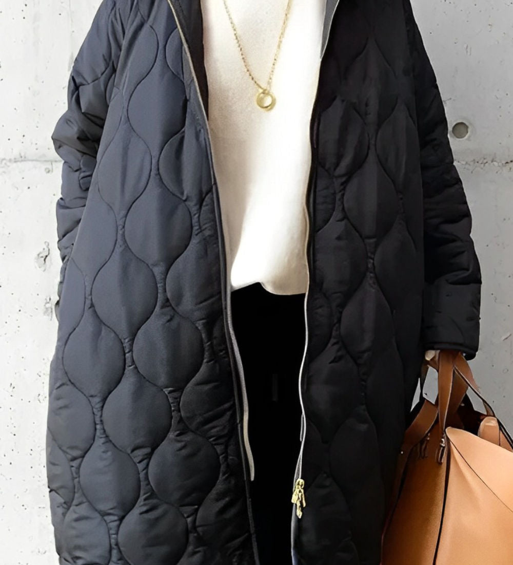 PRISCILLA™ | PARKA CON CAPUCHA Y DETALLES CUIDADOSOS